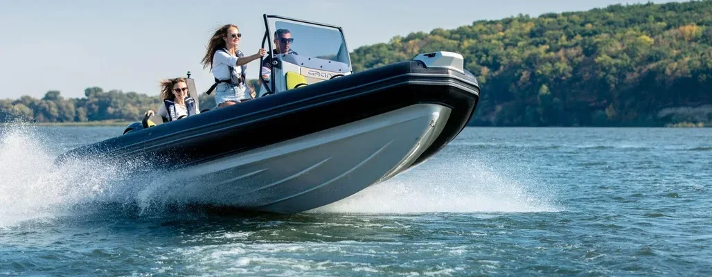 Sortie en mer : Pourquoi choisir un semi-rigide pour votre journée ?