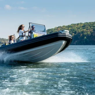 Sortie en mer : Pourquoi choisir un semi-rigide pour votre journée ?